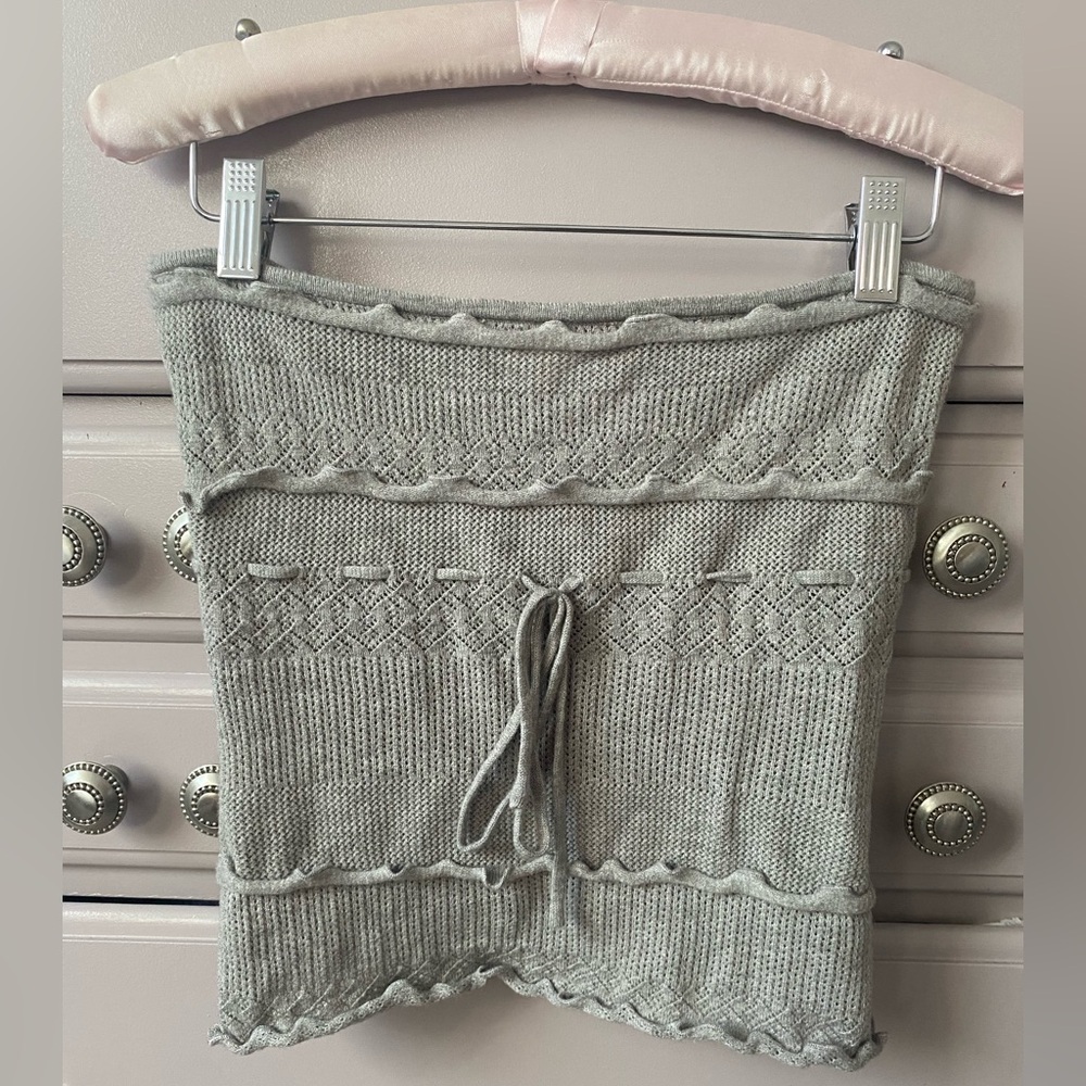 Strapless stretch woven gray tube top. Only worn once or twice. Size small.